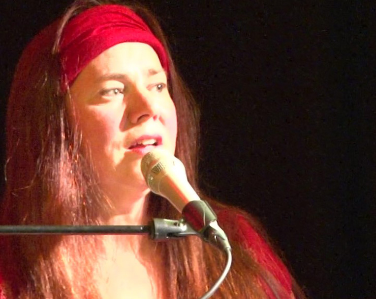 Monika Cyrani - Sängerin